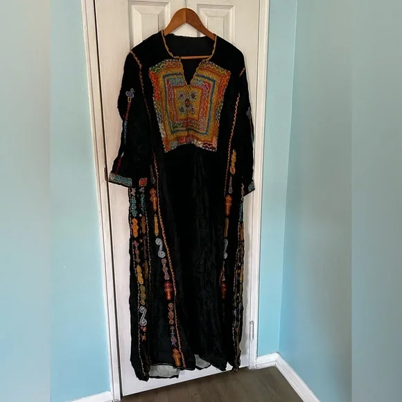 Vintage Velvet Traditional Palestinian Thobe - Picture 2 of 11
